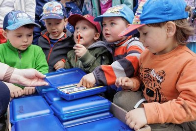 Die Kinder der Kita "Bergwichtel" in Scheibenberg bekamen neue Stifte zum Malen geschenkt. 