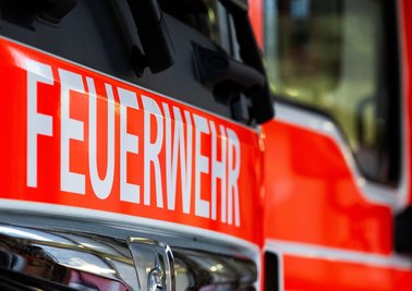 Bei anhaltend trockenem Wetter musste die Feuerwehr in Dresden mehrere Vegetationsbrände bekämpfen. (Symbolbild)