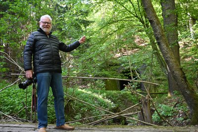 Hans Weiske ist auf Exkursion am Fuße des Hetzdorfer Viadukts.