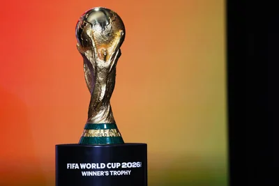 Diese Trophäe ist für den künftigen Fußball-Weltmeister.