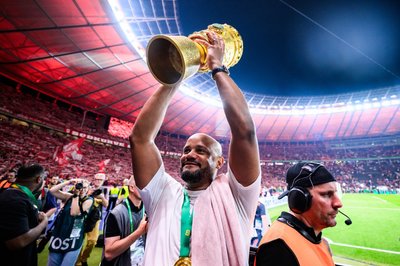 Meister-Trainer 2025, Double-Coach 2026: Vincent Kompany feiert mit dem DFB-Pokal.  
