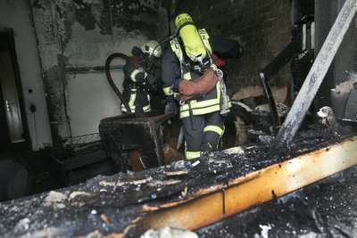Bei einem Wohnungsbrand in Chemnitz sind am Mittwoch drei Menschen verletzt worden.