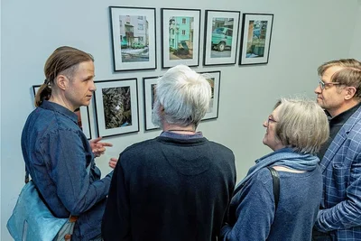 Der Ukrainische Künstler Stepan Handzha stellt in der Kulturfabrik Fotos aus. Über die Bilder sprechen Ausstellungsorganisator Danny Otto, Künstler Lothar Stauch und seine Frau Karin sowie Thomas Maschke.