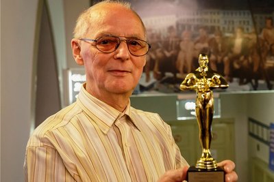 Ein Oscar für sein Lebenswerk: Am Mittwochabend wurde Gerd Roscher im großen Kinosaal von seinen Kollegen überrascht. Applaus für den Mann hinter den Kulissen, der noch immer Lust auf neue Filme hat. 