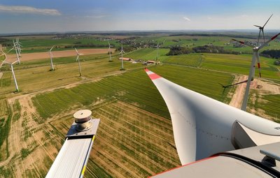 Der Blick vom Windpark Rossau II geht in Richtung Hainichen.