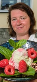 Doreen Seidel von der Bäckerei und Konditorei Seidel in Gelenau präsentiert eine garnierte Kugel ihres Himbeer-Basilikum-Eises.