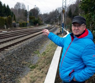 Klaus Teicher zeigt auf die Stelle auf den Gleisen, wo der 55-Jährige auf der Schiene gelegen hatte. Nachdem der73-Jährige ihn dort entdeckt und angesprochen hatte, griff er kurzerhand zu und rettete den Mann. 
