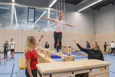 Hanna Drechsler (5) mit Übungsleiterin Ellen Keil (links) und Mutter Isabelle beim Balancieren.