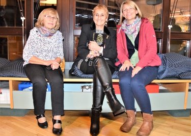 Erika Rosenberg aus Buenos Aires hat in der Vogtländischen Buchhandlungen Forschungen rund um den Schweizer Diplomaten Carl Lutz vorgestellt. Er und seine Helfer retteten 63.000 ungarische Juden vor der Deportation. Im Bild: Erika Rosenberg (Mitte) mit Kristina Lingel (rechts), Lehrerin an der Oberschule Netzschkau, wo Erika Rosenberg demnächst wieder zu Gast sein wird, sowie Besucherin Roselinde Hampel. 
