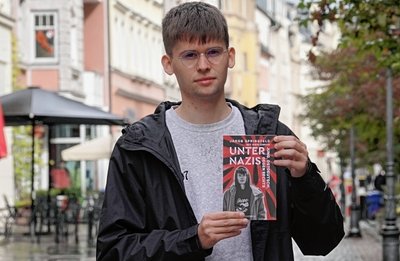 Jakob Springfeld mit seinem Buch "Unter Nazis". 