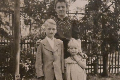 Wilfried, seine Schwester Helga und Tante Käthe im Mai 1946.
