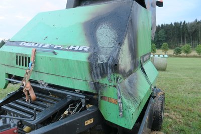 An der Ballenpresse waren die Feuerspuren deutlich zu sehen.