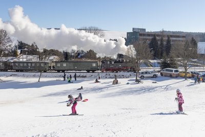 Und noch ein Postkartenmotiv: Am Skihang in Neudorf dampft die Fichtelbergbahn bei Kaiserwetter vorbei.