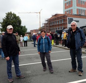 Die Gästeführer Dieter Grünert, Petra Rößler und Jürgen Rößler (v. l.) vorm Start ihrer diesjährigen Herbstwanderung. Insgesamt hat die Arbeitsgruppe 16 Mitglieder, die auf verschiedenen Gebieten aktiv sind. 