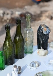 Bierflaschen Dresdner und Chemnitzer Brauereien, von der Hitze der Bombennacht deformierte Glasflaschen und Salzstreuer in Schneemann- und Vogelform haben Grabungsmitarbeiter in den Kellern der Gründerzeithäuser unter anderem gefunden. 
