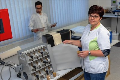 Laborantin Diana Vulturius und Anwendungstechniker Nyaz Sirouskabiri forschen beim vogtländischen Beschichtungsspezialisten Vowalon an neuen Materialen, um den Kunststoffanteil im Kunstleder zu verringern.