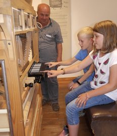 Anschließend schauten sie sich das Orgelmodell nach Gottfried Silbermann in der Ausstellung an.