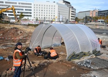 Die Grabungen sollen im Frühjahr 2022 enden. Danach wird das Areal mit Wohnungen und Läden bebaut.