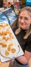 Anne Braun präsentiert in ihrem Torteneck in Olbernhau eine Schale des Baumkucheneises. Das Eis werde sehr gut angenommen.