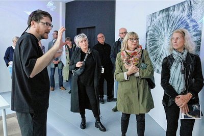 Bei der Eröffnung seiner Ausstellung "Yellow Cake" erklärte Robert Seidel (links), wie seine Arbeiten entstanden sind. 