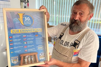 Reinhard Schramm aus Albernau baut die Bilderrahmen für das Erinnerungsstück, das jedes Gast-Orchester seit 1998 erhält. Zudem spielt der Erzgebirger Tuba und spannt auch seine Familie am Festivalwochenende ein.