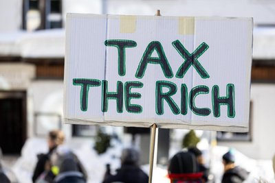 Besteuert die Reichen - das forderten Aktivisten beim Weltwirtschaftsforum in Davos im vorigen Jahr.