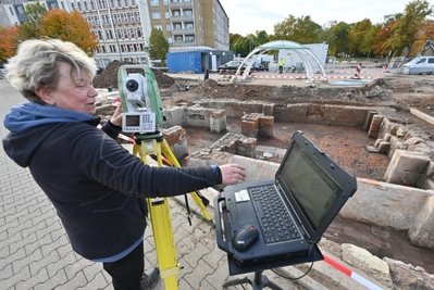 Grabungstechnikerin Cornelia Schnabel vermisst einen freigelegten Keller eines Gründerzeithauses an der ehemaligen Freiberger Straße 4.