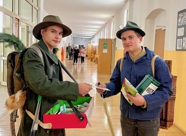 Aaron Ullmann (l.) als Karl Stülpner und Lukas Preiß als Bürschtenmoa waren beim Tag der offenen Türmit dabei, beide sind Schüler der10. Klasse. 