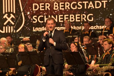 Sachsens Ministerpräsident Michael Kretschmer hat zum Jubiläum des Musikkorps der Bergstadt Schneeberg gratuliert.