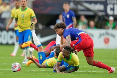 Chris Richards (rechts) im Trikot des US-Nationalteams wie hier in einem Test gegen Brasilien ist, was sich die US-Fans baldmöglichst wünschen. (Archiv-Foto)