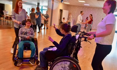 Eine Tanzstunde für Schüler mit Handicaps aus der Förderschule am Stadtpark (im Bild von links: Betreuerin Mirijam Patzelt mit Lea Elina und Magdalena mit Betreuerin Josephine Neubert) findet derzeit in der Tanzschule von Christoph Böhm (weißes Hemd) am Markt in Limbach-Oberfrohna statt.