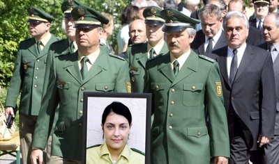 Ende April 2007: Politiker und Polizisten erweisen der erschossenen Beamtin Michèle Kiesewetter die letzte Ehre. Am Dienstag wurde am Tatort in Heilbronn an sie und die anderen NSU-Opfer erinnert.