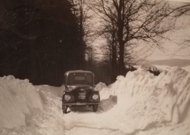 Im Winter lag der Schnee teils autohoch auf der Saydaer Straße. Im Bild kämpft sich der Framo des Heims von Olbernhau zum Ferienheim.