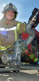 Steffen Beier stellt einen Wasserwerfer, Monitor genannt, für das Einsatzspiel auf.
