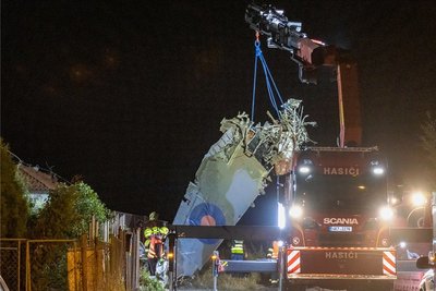 Nach dem Absturz des historischen Jagdfliegers am Sonntag in Eger dauerte die Bergung der Trümmerteile bis in die Nacht an. 
