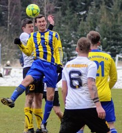 Auerbachs Chris Schuster (l.) - hier im Kopfballduell mit Danny Nixdorf - sorgte per Eigentor für Hoffnung bei den Annabergern. 