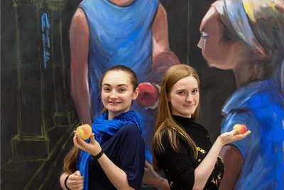 Hanna und Laura Laser (von links) präsentieren ihre Kunst in der Galerie Forum K. 