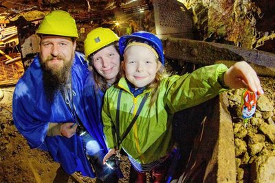 Fiona aus Mittweida ist am Karfreitag mit ihrer Familie in der Zinngrube am Sauberg in Ehrenfriedersdorf unterwegs gewesen. Die Sechsjährige mag es, Edelsteine und Schokohasen zu suchen. 