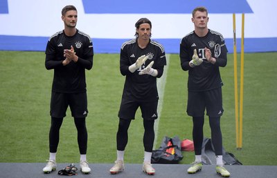 Yann Sommer (Mitte) und Alexander Nübel (rechts) haben die Bayern verlassen. Nun soll ein neuer Keeper zum Verein stoßen, um den sich noch im Wiederaufbau befindenden Manuel Neuer zu ersetzen und das Torwartteam mit Sven Ulreich (links) zu komplettieren. 