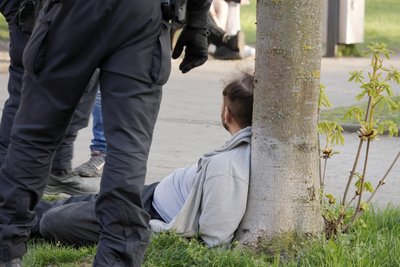 Der aggressive Mann wurde verhaftet.