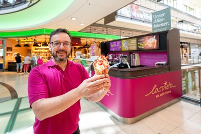Bruno Meischeider vom Eiscafé La Vista wird nach dem Eisstand im Erdgeschoss demnächst auch sein Eiscafé im Obergeschoss modernisieren.
