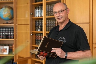 Ulli Mann aus dem Erzgebirge und seine Brockhaus-Enzyklopädie, die er schon vor Jahren erworben hat. 