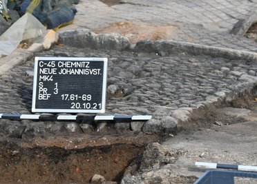 Die Funde werden genau dokumentiert. Unter den Grabungsmitarbeitern sind auch Chemnitzer Studenten.