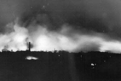 Aufnahme aus der Bombennacht vom 13. auf den 14. Februar 1945. Das Foto wurde vom Straßenbahnhof Waltherstraße Richtung heutigem Heinz-Steyer-Stadion aufgenommen.