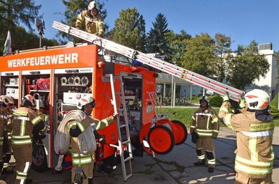 Die Werkfeuerwehr der Papierfirma Schoeller Weißenborn begeht ihr 145-jähriges Gründungsjubiläum. An einem Donnerstag stand der obligatorische Übungsdienst an. Frank Frenzel (l.) und Marko Rabe bringen eine Leiter in Stellung. Auf dem TLF agiert Ronny Böhme. 