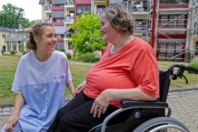 Die 16-jährige Schülerin Talea Schimmel arbeitet in den Sommerferien im Pflegeheim Heinrichshof. Besonders gern unterhält sie sich mit den Bewohnern. Mit Helga Schmiedel gibt es oft etwas zu lachen.