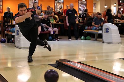 Das Neujahrsbowling von „Freie Presse“ geht kommenden Sonntag wieder bei „Joe’s“ in Schwarzenberg-Neuwelt über die Bahnen. Patrick Mehlhorn aus Chemnitz belegte voriges Jahr mit 475 Punkten Platz 9.