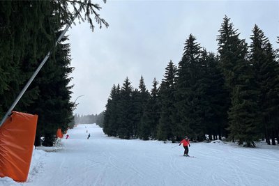 Eine der beiden Pisten an der Himmelsleiter. Aufgrund ihrer Lage gilt diese Seite des Fichtelbergs als besonders schneesicher.