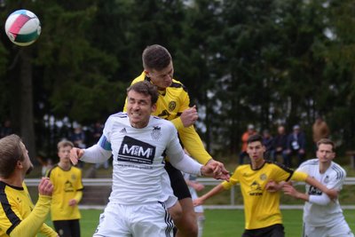 Kopfballduell zwischen Syraus Paul Schneider (vorn) und dem Auerbacher Cris Schuster. Beide Teams trennten sich 3:3.