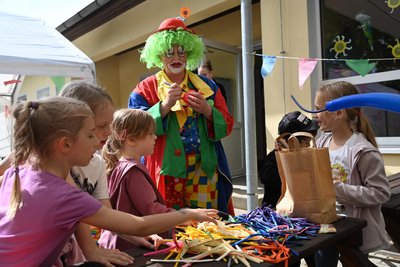 Clown Claudine (Katrin Schönherr) vom Faschingsverein, bastelte von den Knirpsen umringt, aus Luftballons lustige Tierfiguren.
